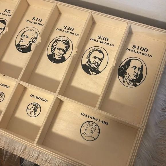 Melissa & Doug Money Counting Tray from the Play Money Set 💵 - Picture 4 of 7